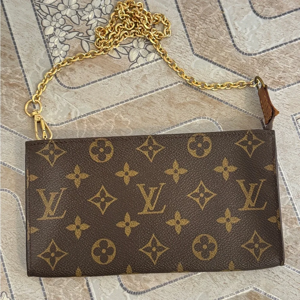 Louis Vuitton Brown and Gold Monogram Clutch size 8x4